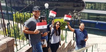 البواخر السياحية تطلق صافرات والسائحين يرفعون أعلام مصر بأسوان