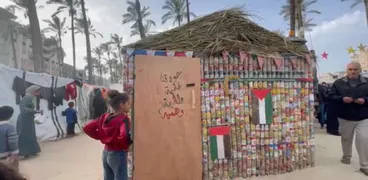 خيمة من المعلبات لإيواء النازحين في غزة