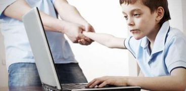 إدمان الأطفال للإنترنت - تعبيرية