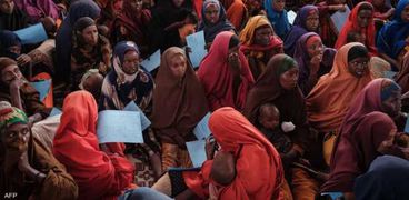 نساء في انتظار مساعدات إغاثية