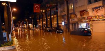 شلل الحركة المرورية بسبب السيول في مدينة موغلا التركية 