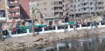 تجمع المواطنين أمام بحر شبين الكوم