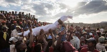 "الرقص بعظام الموتى والحديث إليها" تقاليد غريبة تميز سكان مدغشقر