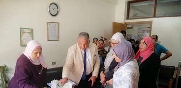 نائب رئيس جامعة الأزهر يوجه بتسهيل استخراج شهادات التخرج بسبب الزحام