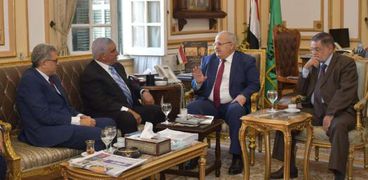 رئيس جامعة القاهرة يستقبل زاهي حواس لإلقاء محاضرة عن توت عنخ آمون