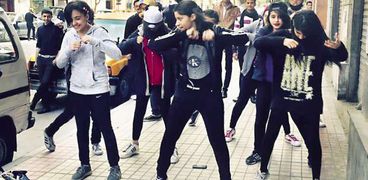 فريق «جيمز ميجا ستور» يقدم رقصة كورية