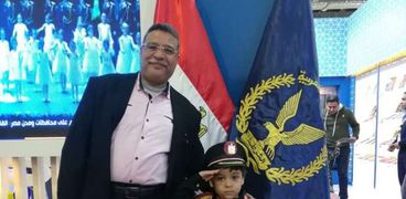 «مصطفى» بزي رجال الشرطة مع والده