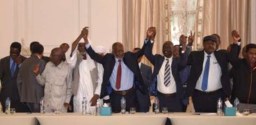 توقيع وثيقة التوافق السياسي بين القوى المشاركة في الحوار السوداني بالقاهرة فبراير الماضي