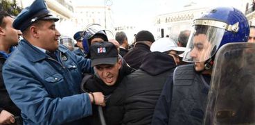 إصابة 13 شخصاً بطلقات نارية في احتجاجات بشرق الجزائر