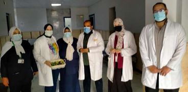 مستشفيات عزل الشرقية تحتفل مع مصابات كورونا بعيد الأم