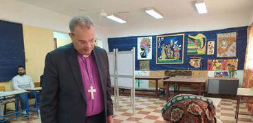 رئيس الكنيسة الإنجيلية يدلي بصوته في الانتخابات الرئاسية