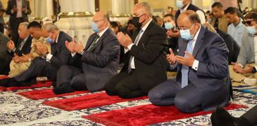 عدد من الوزراء ومحافظ القاهرة يؤدون صلاة الجمعة