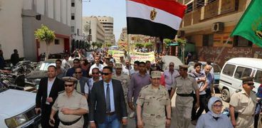 سكرتير عام المنوفية يتقدم مسيرة شبابية إحتفالاً بالذكري 36 لتحرير سيناء ويضع إكليلاً من الزهور على النصب التذكارى للجندي المجهول بشبين الكوم