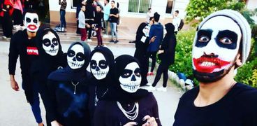 طلاب "سياسة بني سويف" يحتفلون بتخرجهم بـ"ملابس سوداء وماسك رعب"