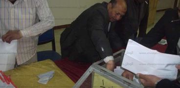 بالصور| بدء أعمال فرز أصوات الناخبين في التجديد النصفي لمجلس نقابة الصيادلة بالفيوم