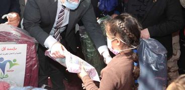 محافظ بني سويف يشارك الأطفال فرحتهم باحتفالية «يوم اليتيم»