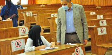 رئيس جامعة كفر الشيخ يتفقد امتحانات كلية الألسن   