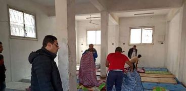 تسكين الأسر المتضررة من السيول بقرية الديسمي بمركز شباب الصف