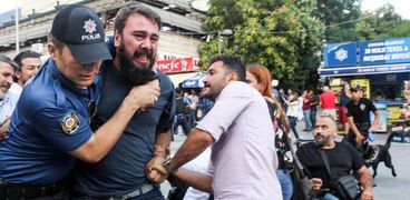 الشرطة التركية تتعدى على المتظاهرين