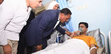 محافظ مطروح اللواء خالد شعيب خلال متابعة مصابين حريق مول تجاري بمستشفى مطروح العام