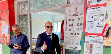 رئيس اتحاد عمال مصر أثناء الإدلاء بصوته في الانتخابات