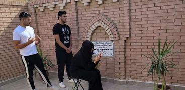 عائلة الفنان محمود ياسين أمام قبره