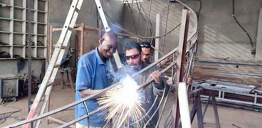 «علم وعمل وبناء».. مبادرة مهندس لتعليم الأفارقة «صنعة»: «يتدرب ويقبض»