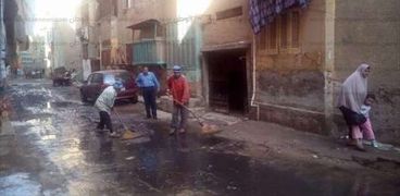رئيس مدينة المحلة يأمر بتخصيص سيارات لشفط مياه الصرف الصحي أمام مكتب الصحة