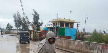 بالصور: سقوط أمطار غزيرة علي سواحل دمياط وإغلاق بوغاز عزبة البرج