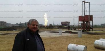 رئيس المدينة أمام بئر الغاز