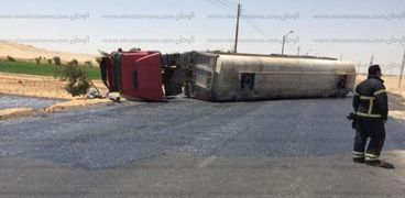 انقلاب شاحنة محملة بـ 68 طن من حمض الكبريتيك بطريق أسيوط الصحراوي الغربي