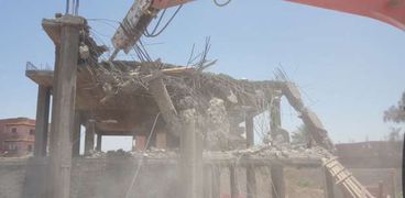 بالصور| إزالة عدد من المباني المخالفة في حملة بقرية العزب بالفيوم