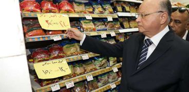 محافظ القاهرة يتابع أسعار السلع