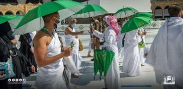(4) آلاف مظلة على قاصدي المسجد الحرام