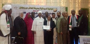 بالصور| نائب قنصل السفارة السودانية يكرم أمين عام منظمة الحريات