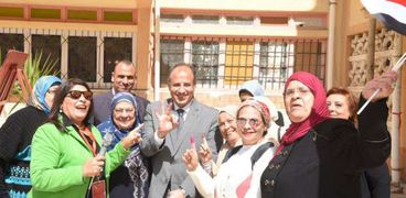 محافظ الإسكندرية مع سيدات رشدي