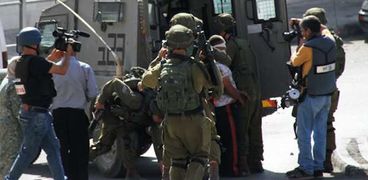 قوات الاحتلال الإسرائيلي تعتقل فلسطنيين - أرشيفية