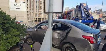 بالصور- اصطدام سيارة بسور كوبري محرم بك في الإسكندرية