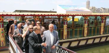 محافظ القاهرة يتفقد أوتوبيس النقل النهرى