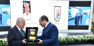 الرئيس السيسى يكرم د.عبدالسلام سالم المشرف على تنفيذ مشروع المحور