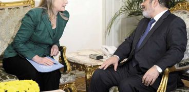 هيلاري كلينتون خلال لقاء سابق جمعها مع «مرسي»