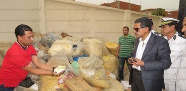 القبض على صاحب مصنع ينتج 50 ألف كيس مواد غذائية للأطفال فاسد داخل مصنع مرتع للزواحف والحشرات بالإسماعيلية.