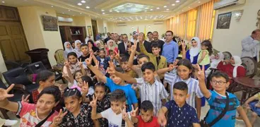 أطفال غزة مع المحافظ