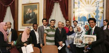 محافظ القاهرة يكرم المشاركين فى "خليك زى أدم"