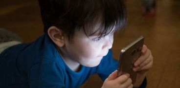 استخدام طفل للهاتف المحمول- تعبيرية
