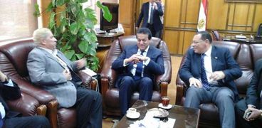 وزير التعليم العالى خلال اجتماع مع محافظ بورسعيد
