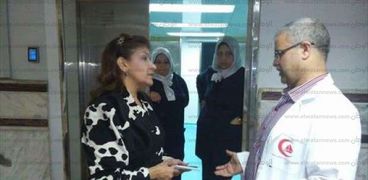 بالصور| نائبة "في حب مصر" بدمياط تبحث أزمة نقص حقن مرضى السكر بمستشفى الرمد