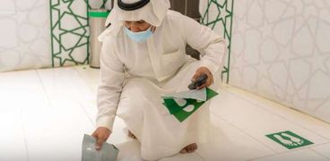 إزالة ملصقات التباعد بعد رفع الإجراءات الاحترازية السعودية