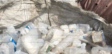 ضبط مصنع لصناعة المواد البلاستيكية من المخلفات الطبية الخطرة في الإسكندرية