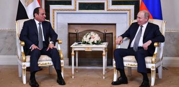 الرئيسان السيسي وبوتين عقب الجلسة العامة لقمة سان بطرسبرج